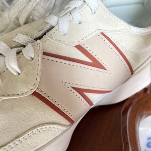 Men’s new balance 327 x bandier never worn, almost perfect condition